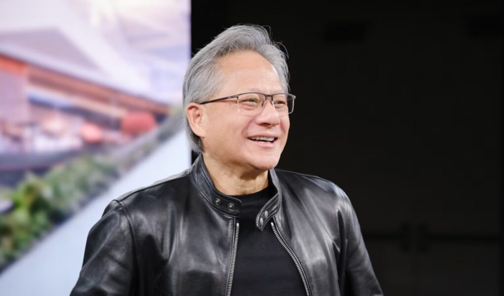 Jensen Huang, le PDG "cool" de Nvidia, signe la poitrine d'une fan au Computex